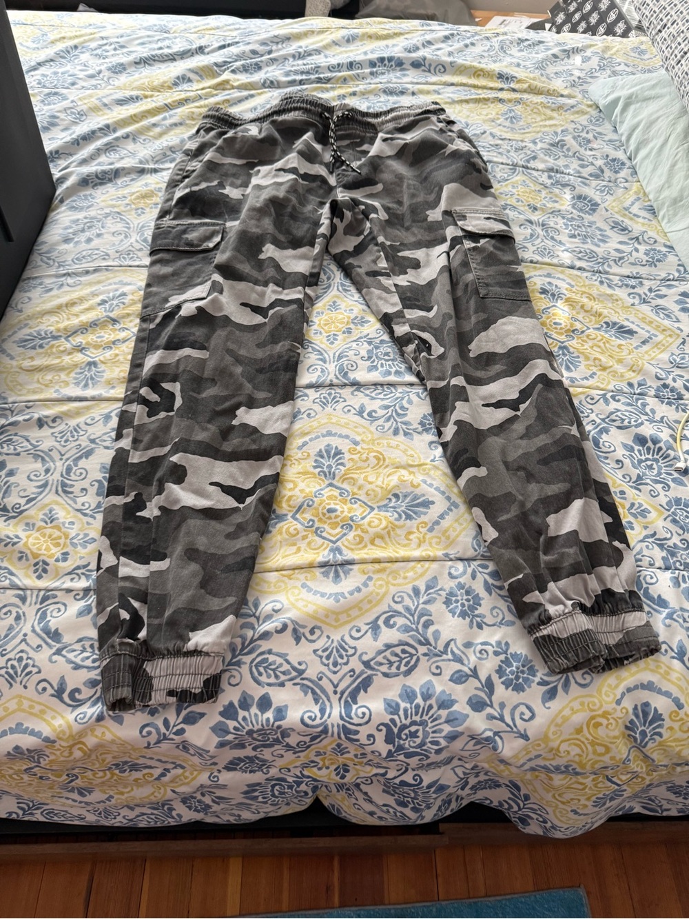 Matix Men’s Gray Black Camo Cargo Joggers